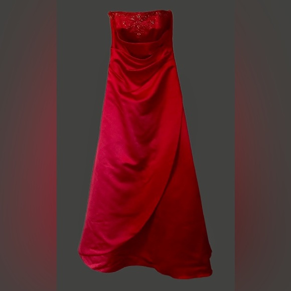 David’s Bridal | Women’s Red Strapless Formal Dress size 2 - Picture 5 of 17